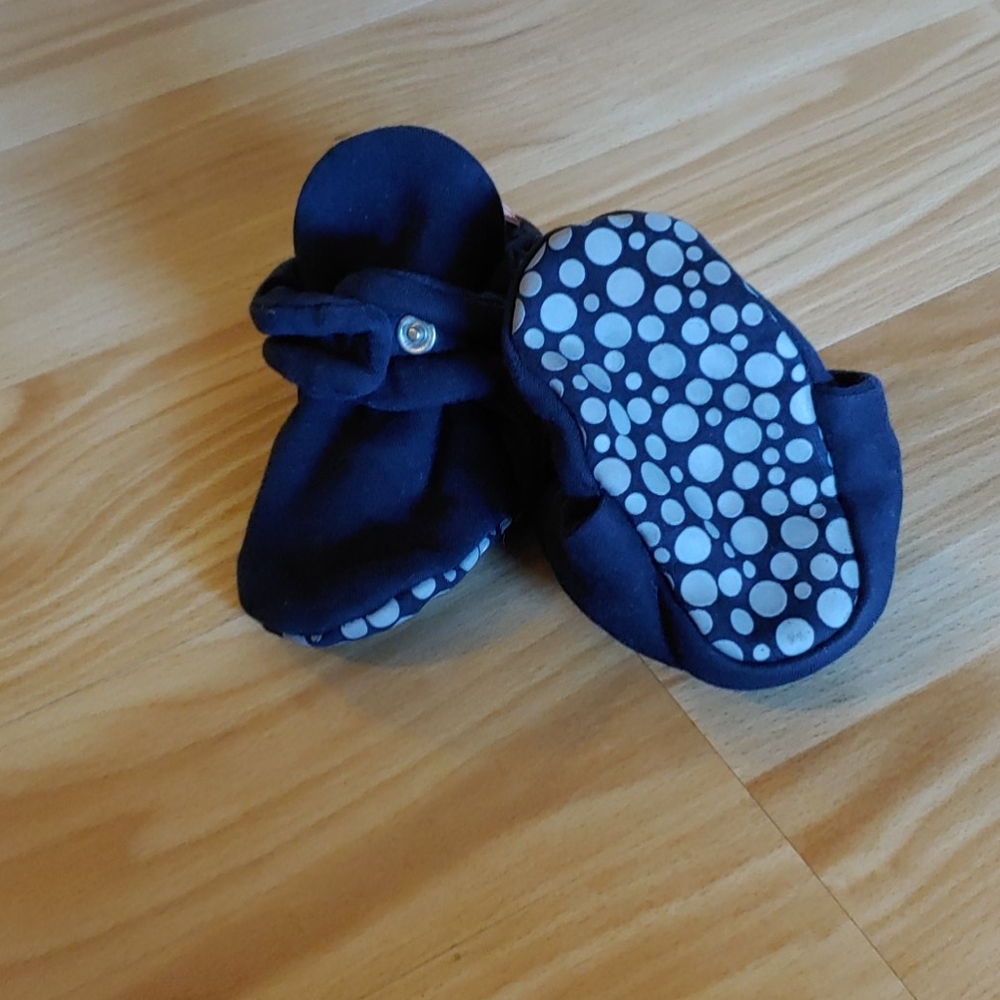 Zutano Booties | Black w/ Grips